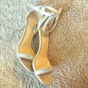 Windsor silver and bling formal pump sz 10
